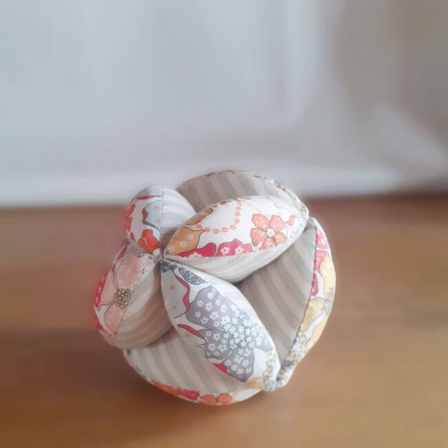 Petite balle de pr&eacute;hension Diam. 10 cm, liberty, rembourrage ma&iuml;s